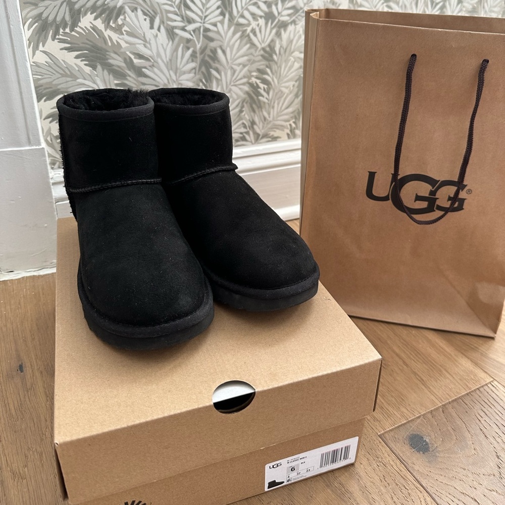 NWT Ugg Classic Mini II Boot Size 6
